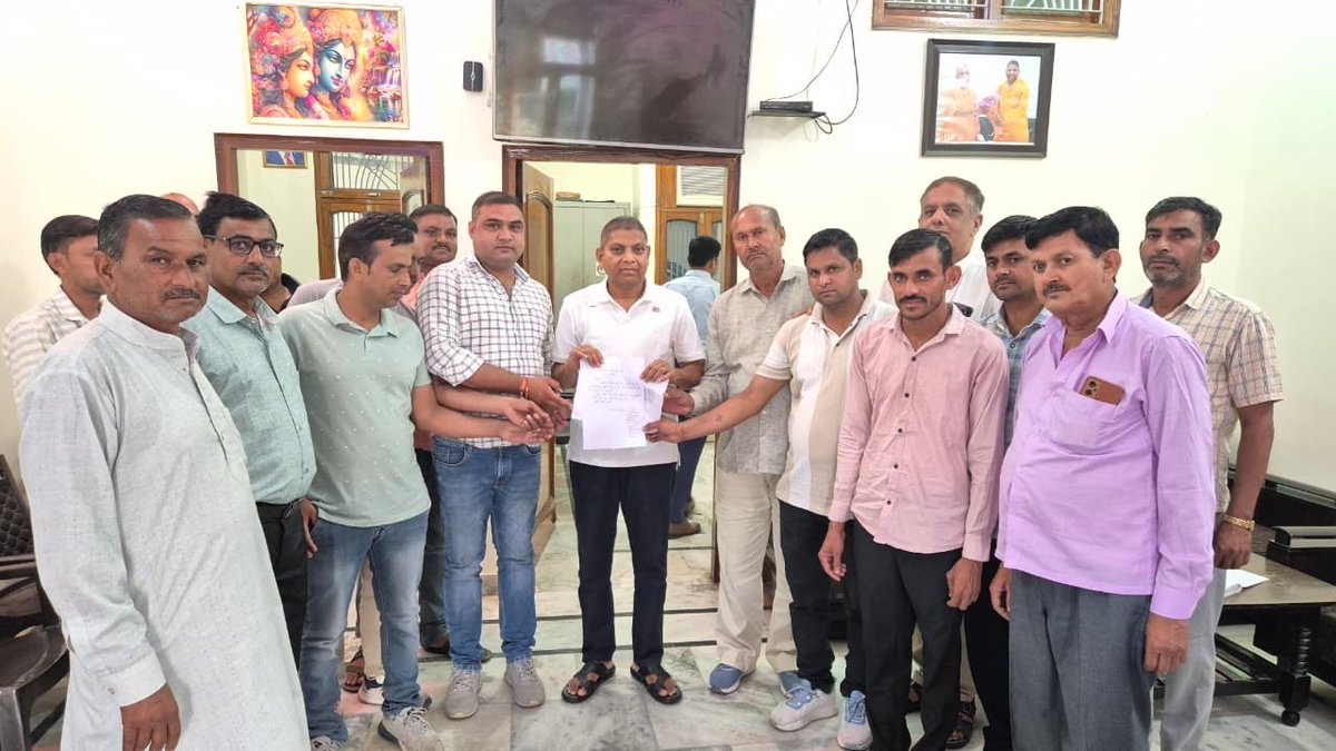किसान हित ही सर्वोपरि 

आज विधानसभा क्षेत्र नहटौर के ग्राम खैराबाद से आए सम्मानित किसान भाइयों ने कैंप कार्यालय पर आकर अपना मांग पत्र मुझे दिया.

किसान भाइयों की समस्याओं एवं मांगों को गंभीरता से सुना समाधान हेतु संबंधित विभाग को प्रेषित कर आवश्यक कार्यवाही सुनिश्चित कराई जाएगी l