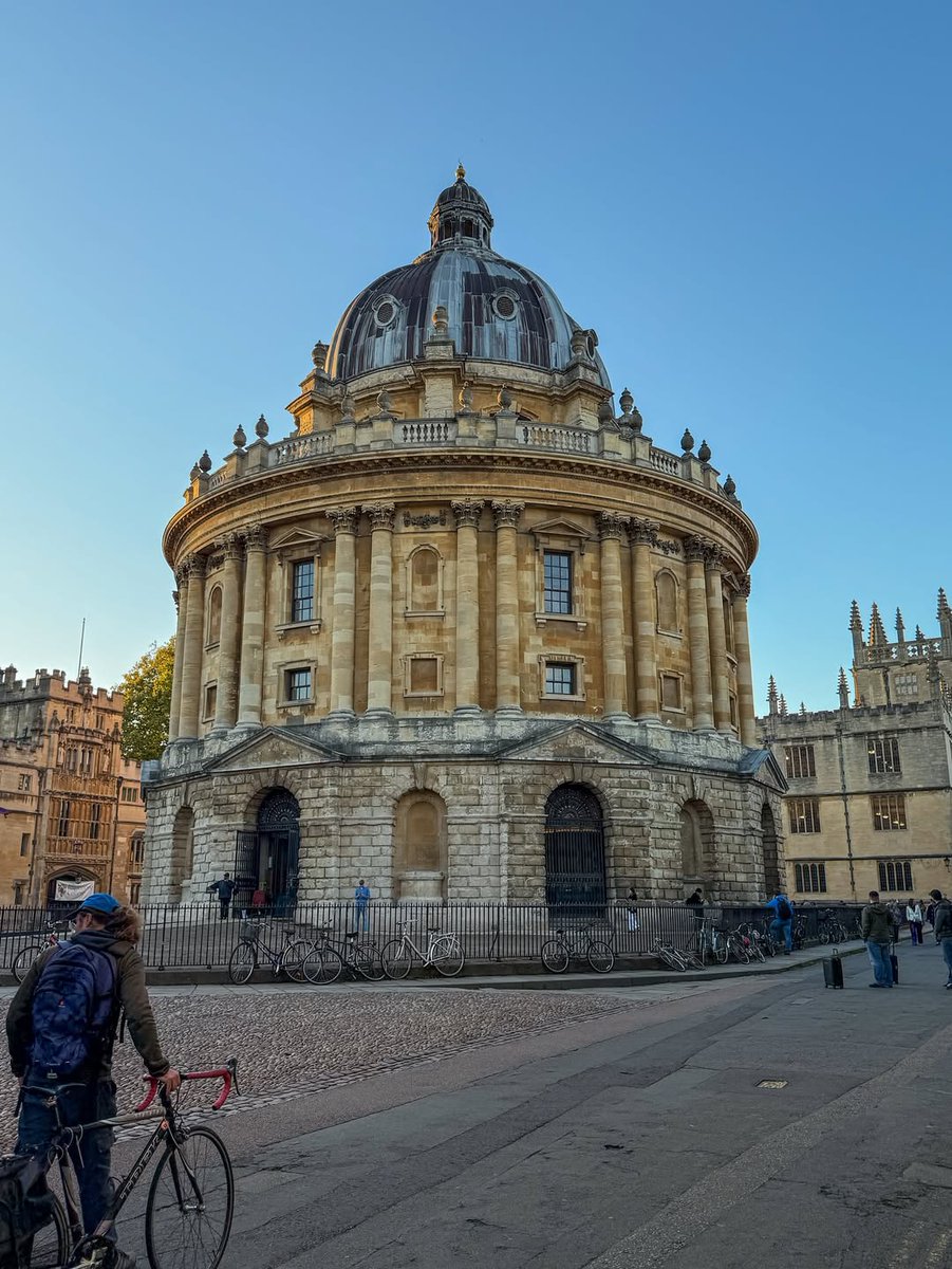 EmoL911's tweet photo. Oxford elegance, where history and learning meet beneath the dome. 📚✨
#Oxford #RadcliffeCamera #HistoricArchitecture #OxfordUniversity #TravelUK https://t.co/BqwGASYQu1