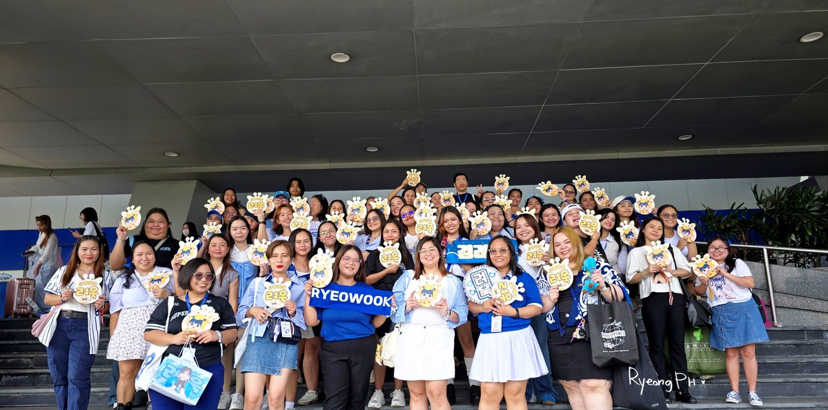 RyeongPH's tweet photo. Always here to support you, @9ryeong9 💙 

#SS10inManila #려욱 #령구 https://t.co/NighnkFMv3