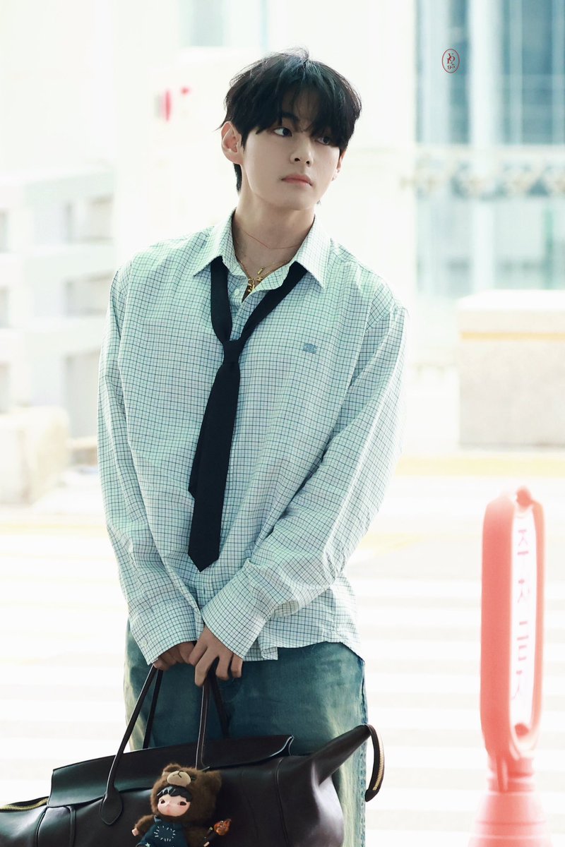 Loveeiscolorful's tweet photo. V FOR PARIS FASHION WEEK
CELINE AMBASSADOR TAEHYUNG
#VxCELINEPFW #CELINESUMMER2026  #TAEHYUNGxCELINE 
@celineofficial https://t.co/shAPCINyG5