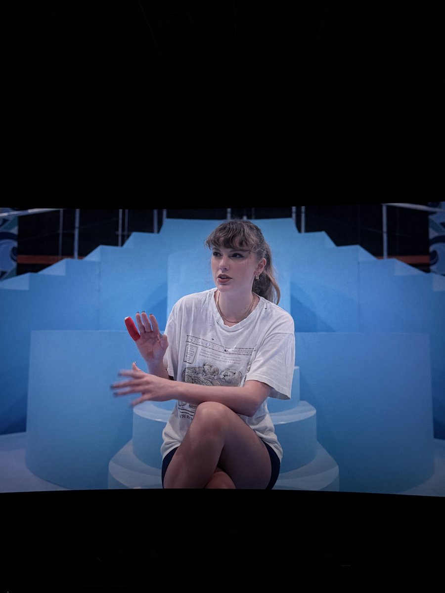 vickscelis's tweet image. helppp someone tell me where i can get this otter tshirt i cant find it anywhere