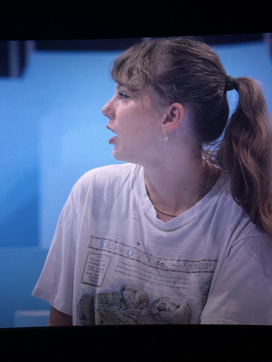 vickscelis's tweet image. helppp someone tell me where i can get this otter tshirt i cant find it anywhere