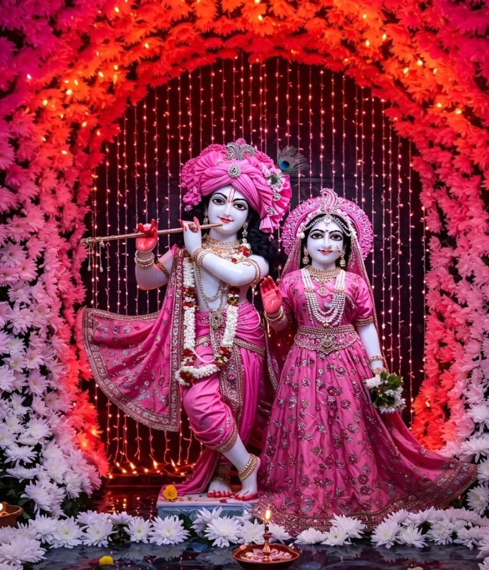 पतंगे चर्खियाँ हैं पर उड़ाना भूल जाता हूँ
मै तुमसे इश्क़ करता हूँ बताना भूल जाता हूँ

बचाना चाहता हूँ आठ बरसों से वही इक ख़त
जिसे पढ़ते हुए अक्सर जलाना भूल जाता हूँ

मुझे मिलकर मेरे बचपन के टीचर को बताना है 
अब अक्सर काम के चक्कर में खाना भूल जाता हूँ

शुभ प्रभात