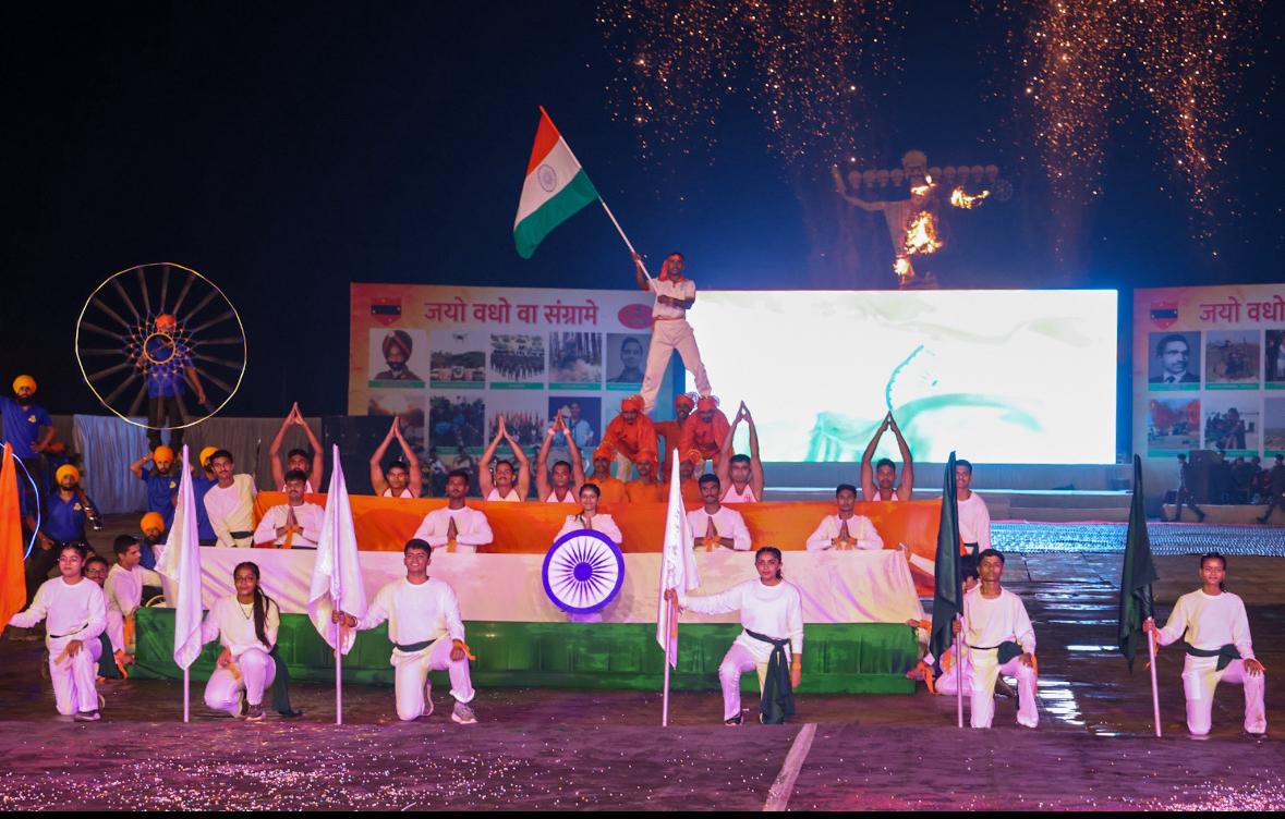 NCC_Dte_Gujarat's tweet image. #NCCGujarat

Hon’ble Raksha Mantri Shri Rajnath Singh celebrated Dussehra in Bhuj with Armed Forces &amp;amp; NCC cadets. The cadets enthralled the audience with a patriotic dance, while Cadet Diya Waghela (36 GUJ Bn) presented a hand-made portrait of RM. The minister also joined cadets…