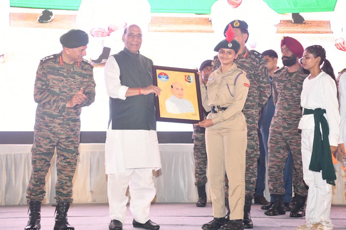 NCC_Dte_Gujarat's tweet image. #NCCGujarat

Hon’ble Raksha Mantri Shri Rajnath Singh celebrated Dussehra in Bhuj with Armed Forces &amp;amp; NCC cadets. The cadets enthralled the audience with a patriotic dance, while Cadet Diya Waghela (36 GUJ Bn) presented a hand-made portrait of RM. The minister also joined cadets…