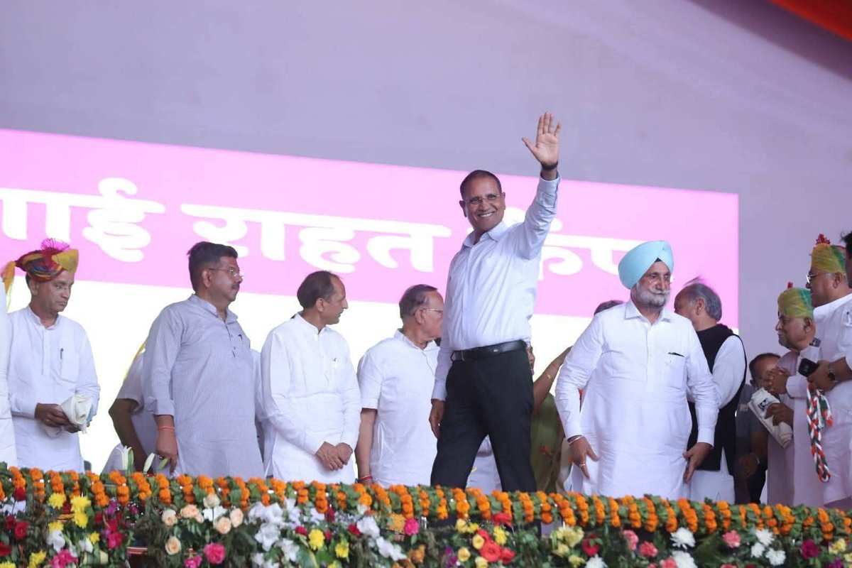 किसान कॉम के लिए गूंजने वाली बुलंद आवाज हमेशा के लिए शांत हो गई। बहुत बड़े राजनीतिक युग का अंत 
ॐ शांति शत्-शत् नमन डूडी साहब 🥲👏
#RIP
#rameshwardudi