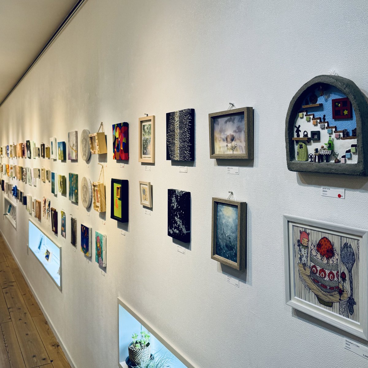 GalleryCafeAQUA's tweet photo. ROOM+
開催中です。
2025.9/23㈫～10/5㈰
10時〜17時

展示作品の一部は以下のURLにて見ていただくことが出来ます。
https://t.co/kdcRjb1Bm6
＊作品は通販にてご購入していただくことも可能です。

https://t.co/fR3HZCUDS1 https://t.co/3ckSWNhTyC