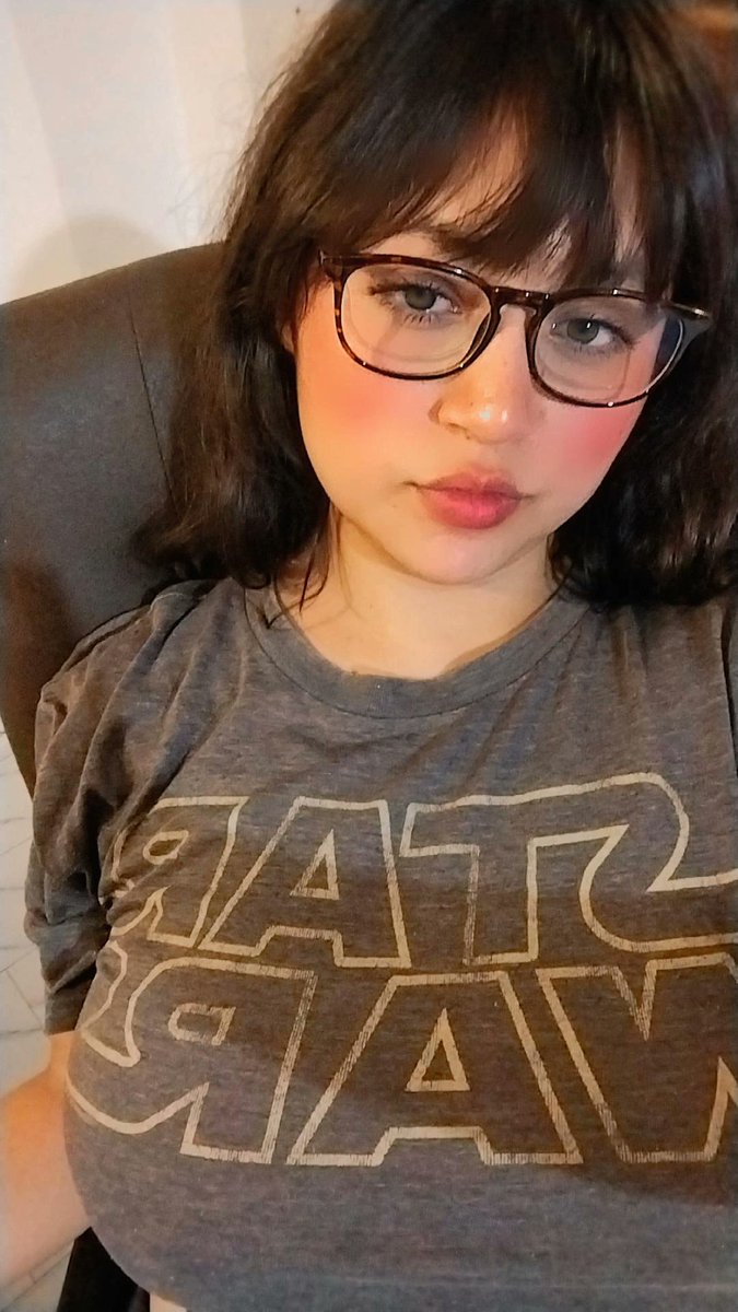 AnnBluee's tweet photo. En algún lugar del mundo está mi ex diciendo que esa playera era suya 😂😂😂 https://t.co/oeZEolKxDU