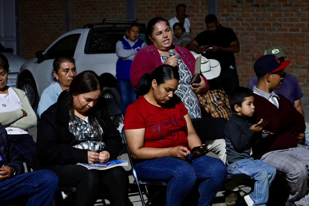 El_Clarinete's tweet image. Lucero Espinoza escucha a vecinos de El Mezquite #Pabe tinyurl.com/3jarrj69