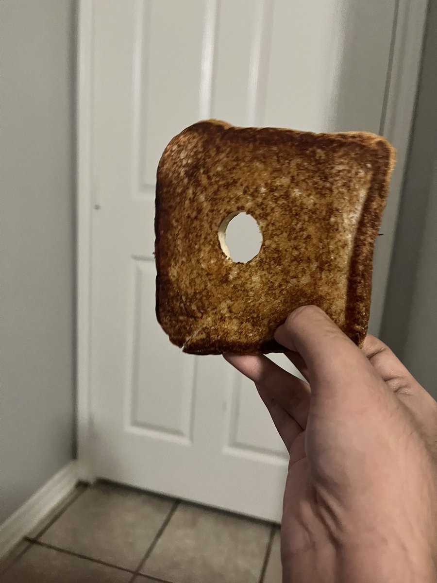 JalianX's tweet photo. Why is there a perfect circle in my #Whataburger toast @Whataburger https://t.co/ZcwuAOA5RL