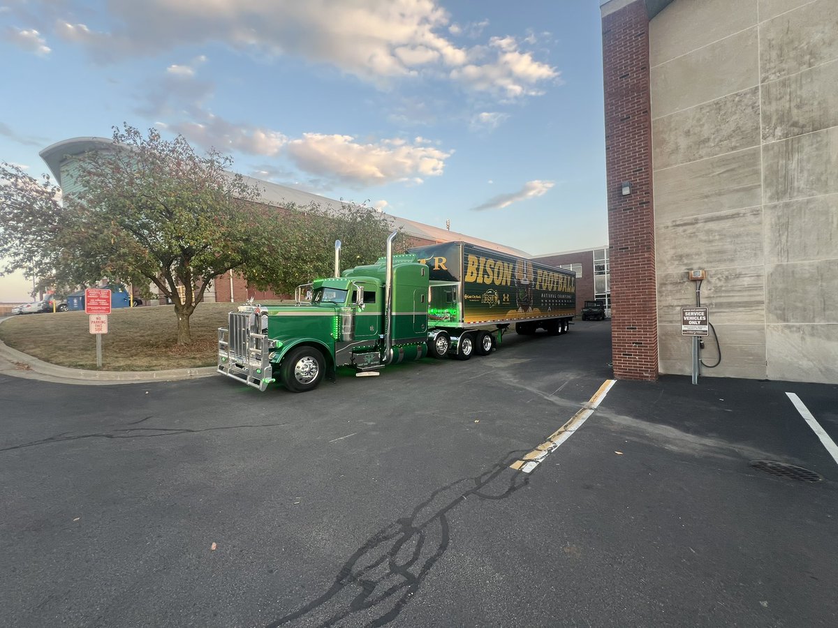 JedreCyr's tweet photo. Road trip to Normal Illinois! Nothing normal about the ride tho!! #cyrklang #keepermoovin #gobison @NDSUfootball https://t.co/4xQR4taREx