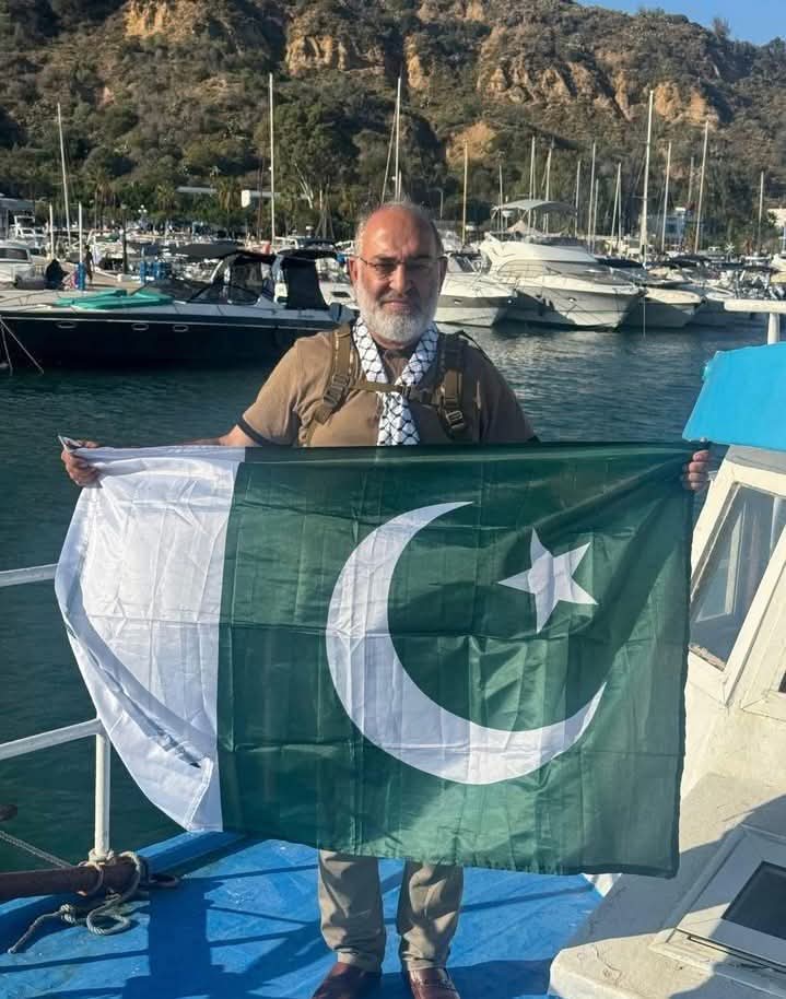 GoharHumai71476's tweet image. سینٹر مشتاق احمد خان وہ مر مجاہد ہیں جنھوں نے  غزہ کے مظلوم مسلمان بھائیوں کی مدد کے لئے اپنی جان جانے کی بھی پرواہ نہیں کی 
آپ ملک کا سرمایہ افتخار ہیں اللہ آپ کی حفاظت فرمائے آپ قوم کے ایک حقیقی ہیرو ہیں 
#mushtaqahmadkhan 
#GlobalSumudFlotila