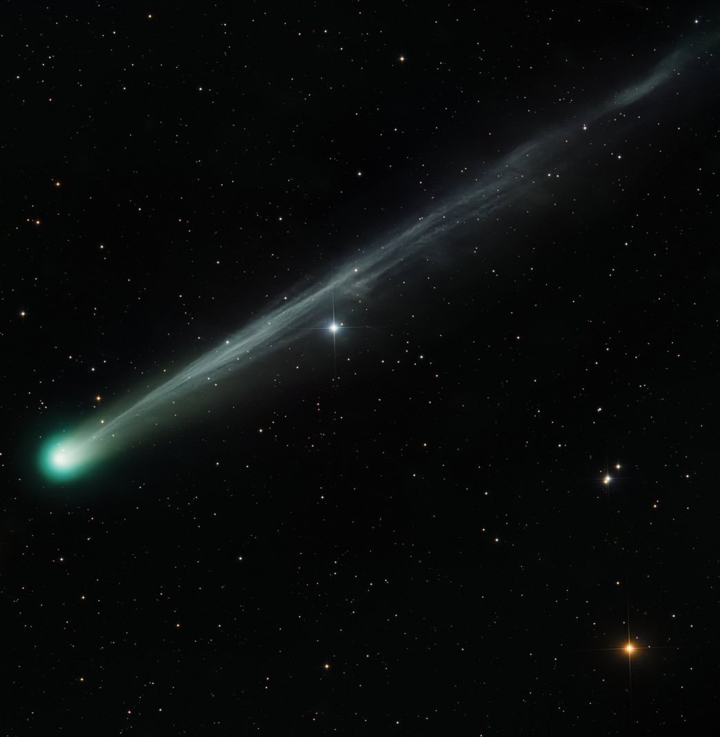 mjavinod's tweet image. A TNO visitor from Oort Cloud 

Catch Comet C/2025 A6 (Lemmon) lighting up the October skies! visitor, with its lime-green glow, makes closest approach to Earth on Oct 21 visible to the naked eye for skywatchers. Won’t return for ~1,350 years, so don’t miss it! 🌌☄️ #CometLemmon…