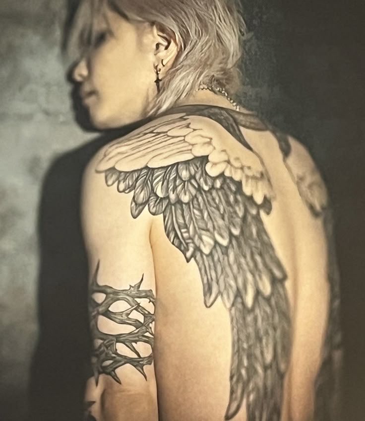 blue_sin_garden's tweet photo. 今日は天使の日という事で、時を経て大天使になったHYDEさんを思いました。 https://t.co/wsd6cS1H9C