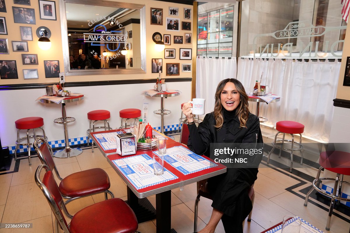 Edina87's tweet photo. Mariska today at the #DunDunDiner 😍😍 #LawAndOrder #SVU #SVU27 https://t.co/G7SiIhNPOY