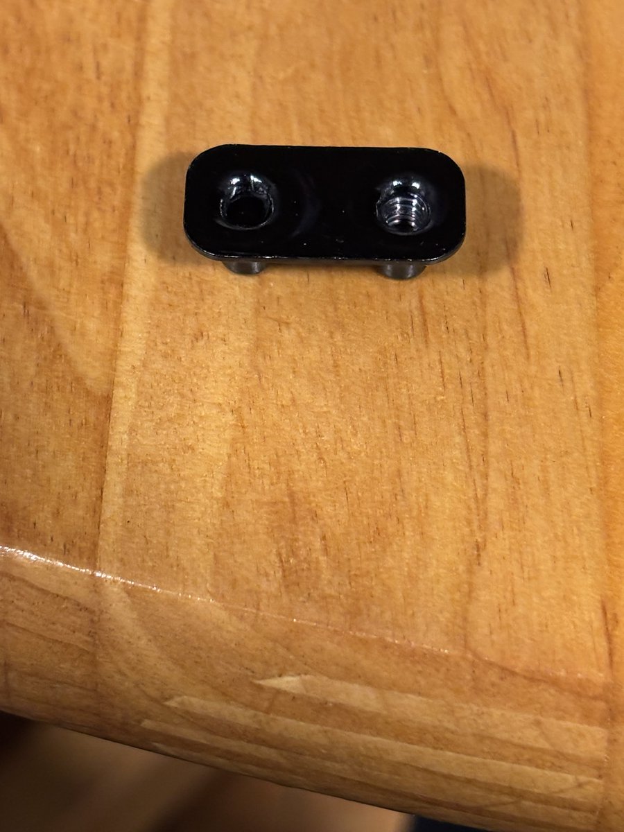 Mayhem2Point0's tweet photo. @oakley my hockey visor came with bracket with no threads. One side has them, the other does not. Any chance you could send me a new one? Thanks in advance! https://t.co/ier8p6AKOo