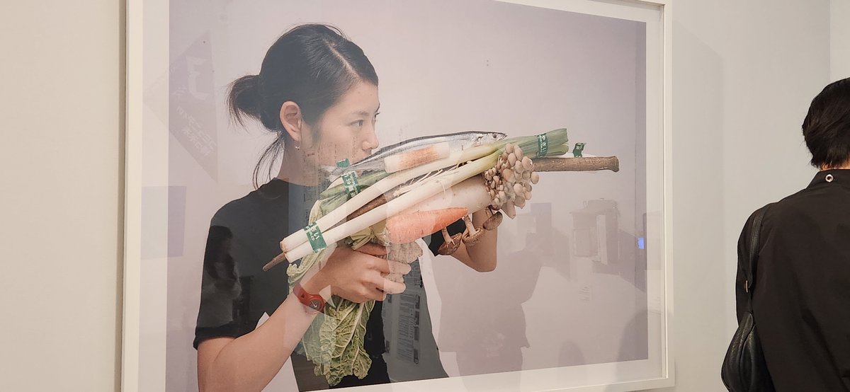 Exasio's tweet photo. 国立新美術館で「時代のプリズム：日本で生まれた美術表現 1989-2010」を見た
「現代美術」と大枠でくくられる以前に、日本で美術の可能性をどのように広げ、表現を確立してきたのか、平成期の美術史を通史で見るような展示だ
美術の第一線に居続け、今でこそ作品が固定化している印象の作家も、過去には様々な表現を試行していることが分かる面白い展示だった
#りあ手帖