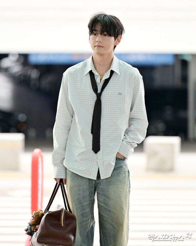 yulia9661's tweet photo. V FOR PARIS FASHION WEEK
CELINE AMBASSADOR TAEHYUNG
#VxCELINEPFW #CELINESUMMER2026  #TAEHYUNGxCELINE 
@celineofficial https://t.co/ShSyAyC0zR