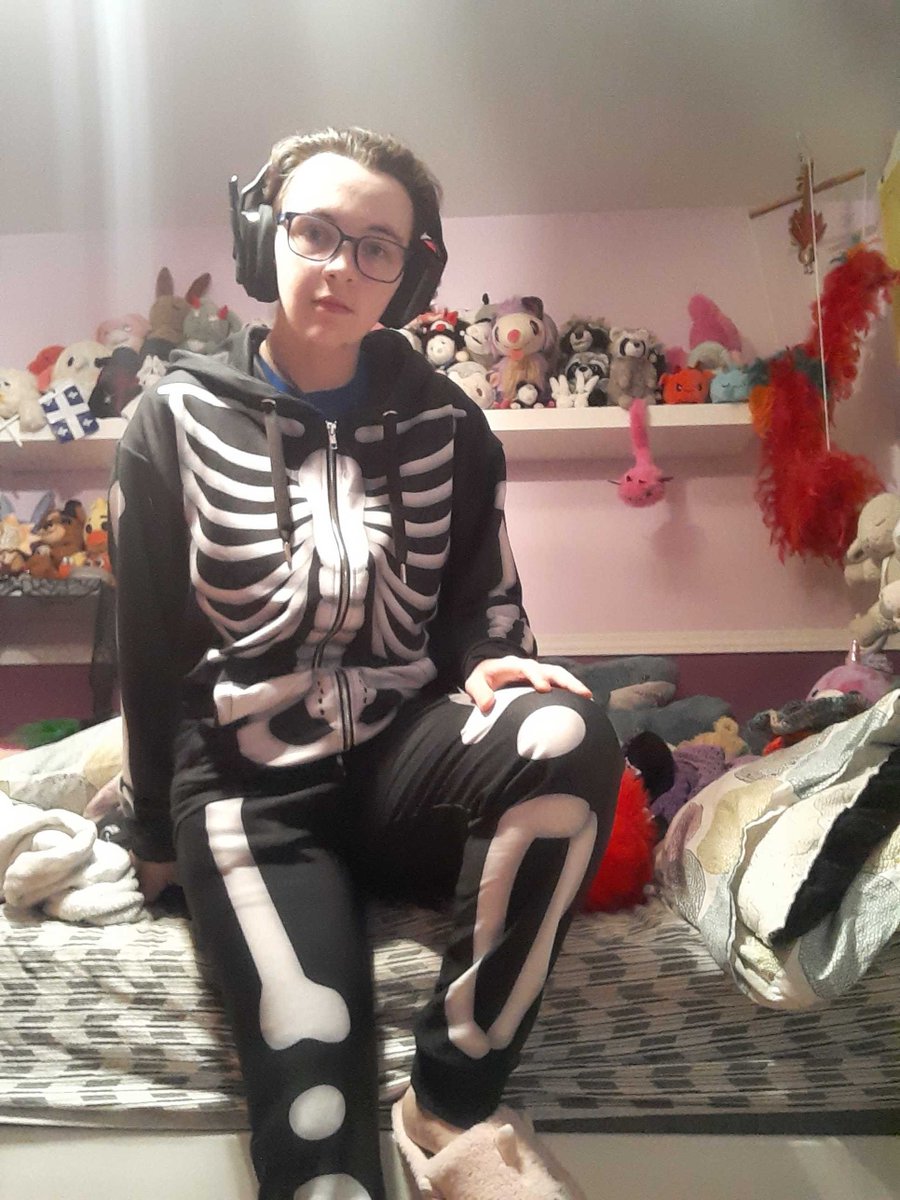 XAMORG4444's tweet image. SPOOKY HOODIE MADE BY @KitArcusDesigns 
I'm in love already owo!