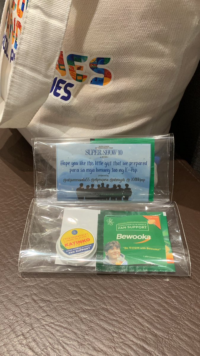 Freebies for #SS10inManila attendees!! I’m here po sa CBTL, sa bandang dulo.  Please approach me lang po!! 

#SUPERSHOW #SUPERSHOW10
#20th_Anniversary_TOUR #SS10inManila