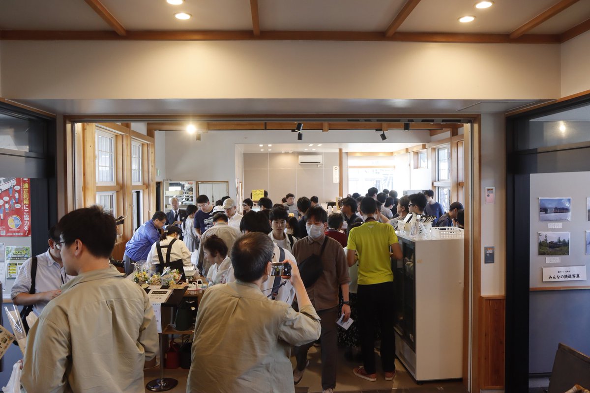 pippu_town's tweet image. 【#まちある記フォトニュース】
10月4日㈯秋の宗谷線を走る観光列車「秋たびそうや」号が快晴の空の下、比布駅にやってきました🚃🍁スノーベリーが元気にお出迎えしました。乗客の皆さんは写真撮影や駅のおみやげコーナーでのお買い物を楽しんでいました。
#北海道 #比布町 #ぴっぷ #比布駅