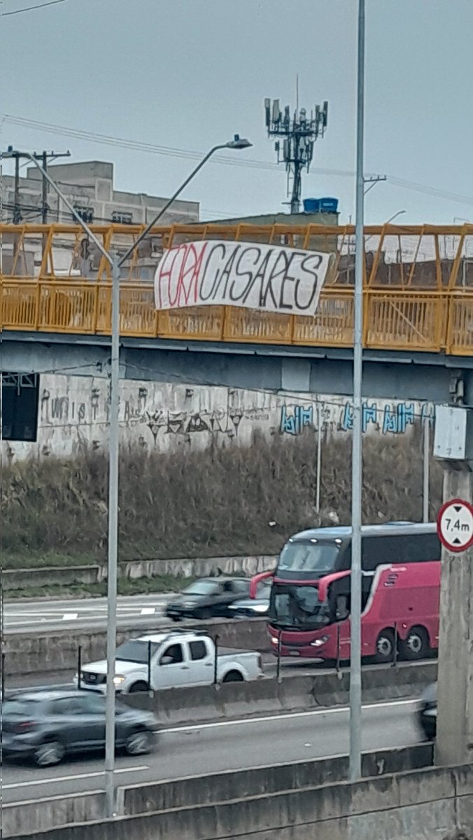 somosaopaulinos's tweet photo. Torcedores do São Paulo penduraram uma faixa na passarela da Dutra, em Guarulhos, pedindo a saída do presidente Julio Casares.

📸 @Mathenriquers https://t.co/fzB9LtcoEL