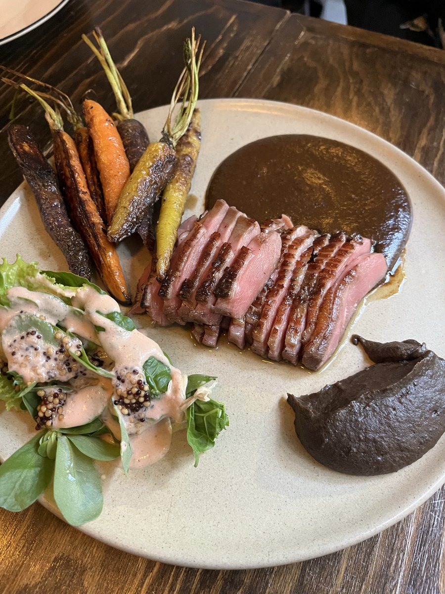 Joyas poco conocidas de la Ciudad de México, el diminuto restaurante Sorrel en la Roma Norte que con maestría maneja el chef Alejandro Piñón.
Alta cocina mexicana de extraordinaria calidad como pocas veces he comido.
Medellín, entre Insurgentes y Álvaro Obregòn. Tomen nota.