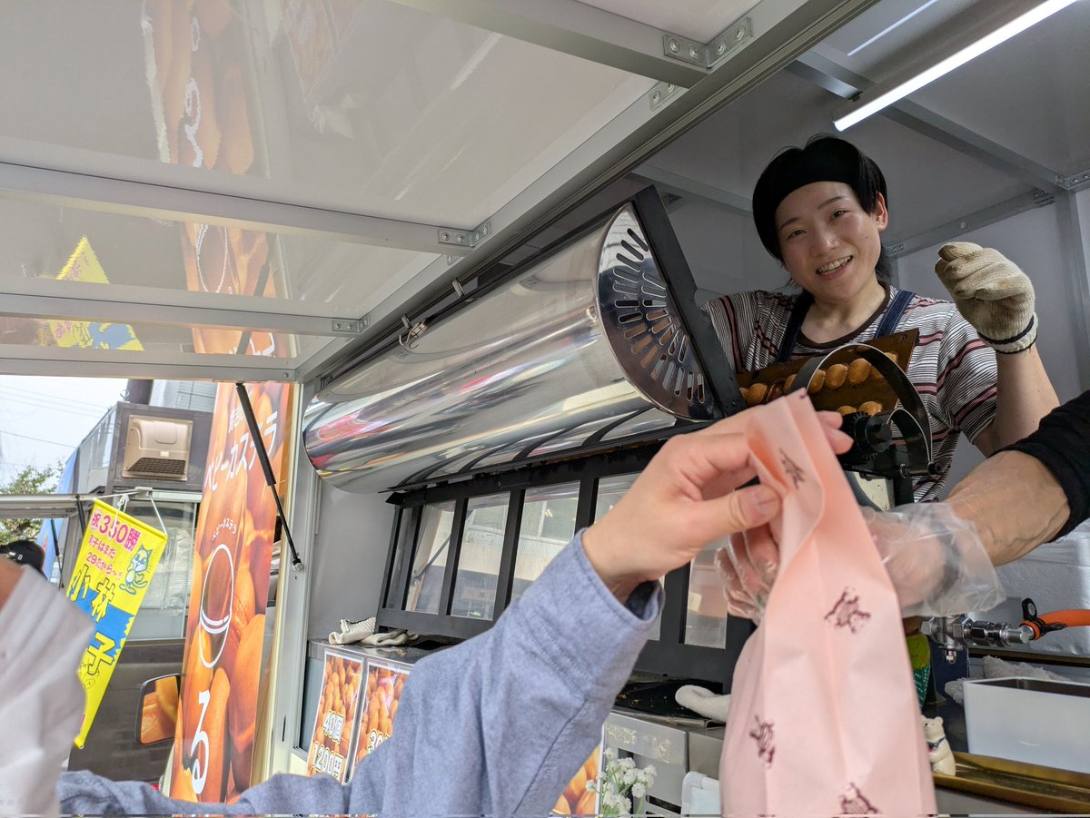 asakoakita's tweet image. #京王閣競輪
きょうも #増茂るるこ 選手がキッチンカーでベビーカステラ販売中！
「初日もすぐ売り切れちゃったし、競輪場以外では初めてだった #相原プロレス（23日）もすぐ売り切れ。甘いんですよー」新米商売人はつらいよ…