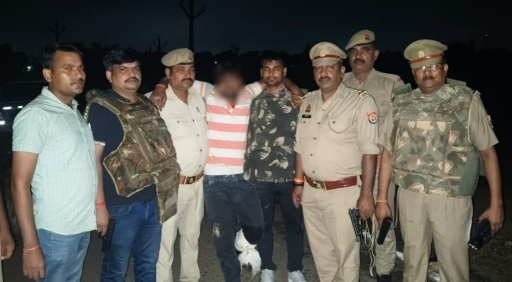 amethipolice's tweet image. थाना रामगंज व स्वाट/सर्विलांस टीम जनपद अमेठी द्वारा पुलिस मुठभेड़ में 50,000/- रुपये का इनामिया 01 अन्तर्जनपदीय गोतस्कर अभियुक्त गिरफ्तार, कब्जे से 01 तमंचा, 01 जिन्दा कारतूस, 01 खोखा कारतूस 315 बोर तथा गोतस्करी की घटना में प्रयुक्त 01 मोटर साइकिल बरामद ।
#CrackDownUpp
#CrackDown