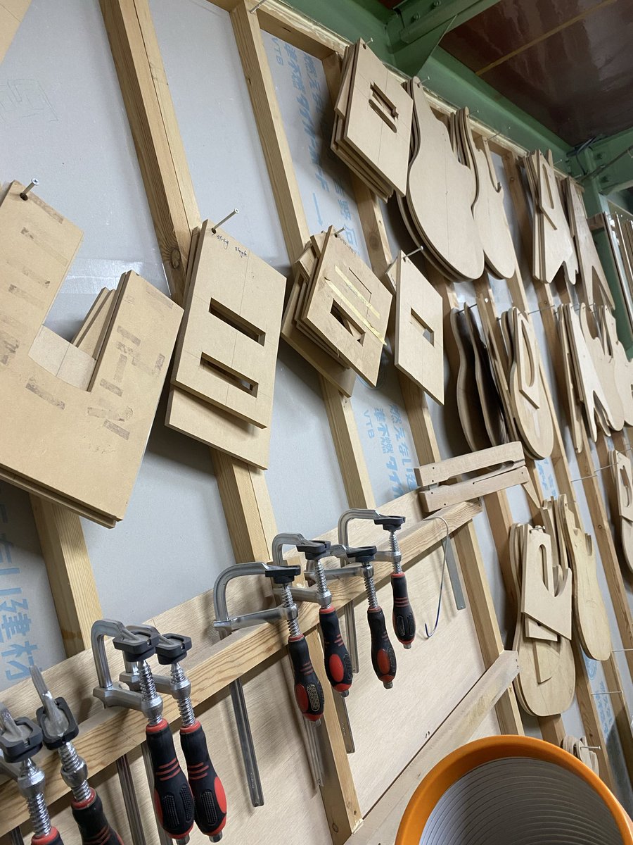 しまった！！
アカウント間違えた！！

先日、静岡県の三島にあるAster Guitarsの工房にお邪魔してきました！！
工房というよりもはや工場のようです☺️

となるはずでした！！