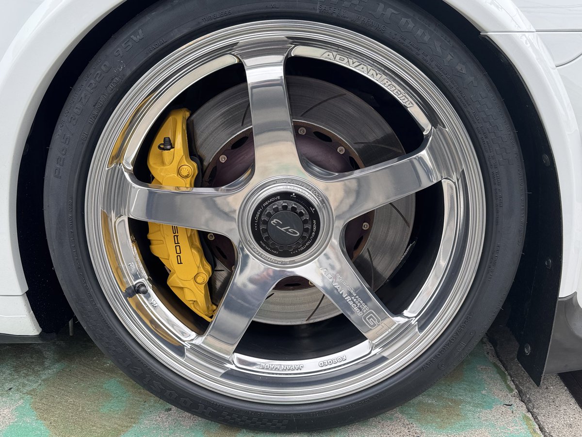 CREF_MotorSport's tweet photo. 991.2GT3はカップカーフロントフェンダーとポリッシュアドバンGT装着。
Street CUP 仕様完成
#porsche #991gt3 #advan #gt #wheel #20inch #polish #ohlins #dfv #trackday #hoosier #streetcup #サーキット仕様 #フージャー #ポルシェ #アドバン #ホイール #20インチ #ポリッシュ #シブい #大人 #クレフ #cref