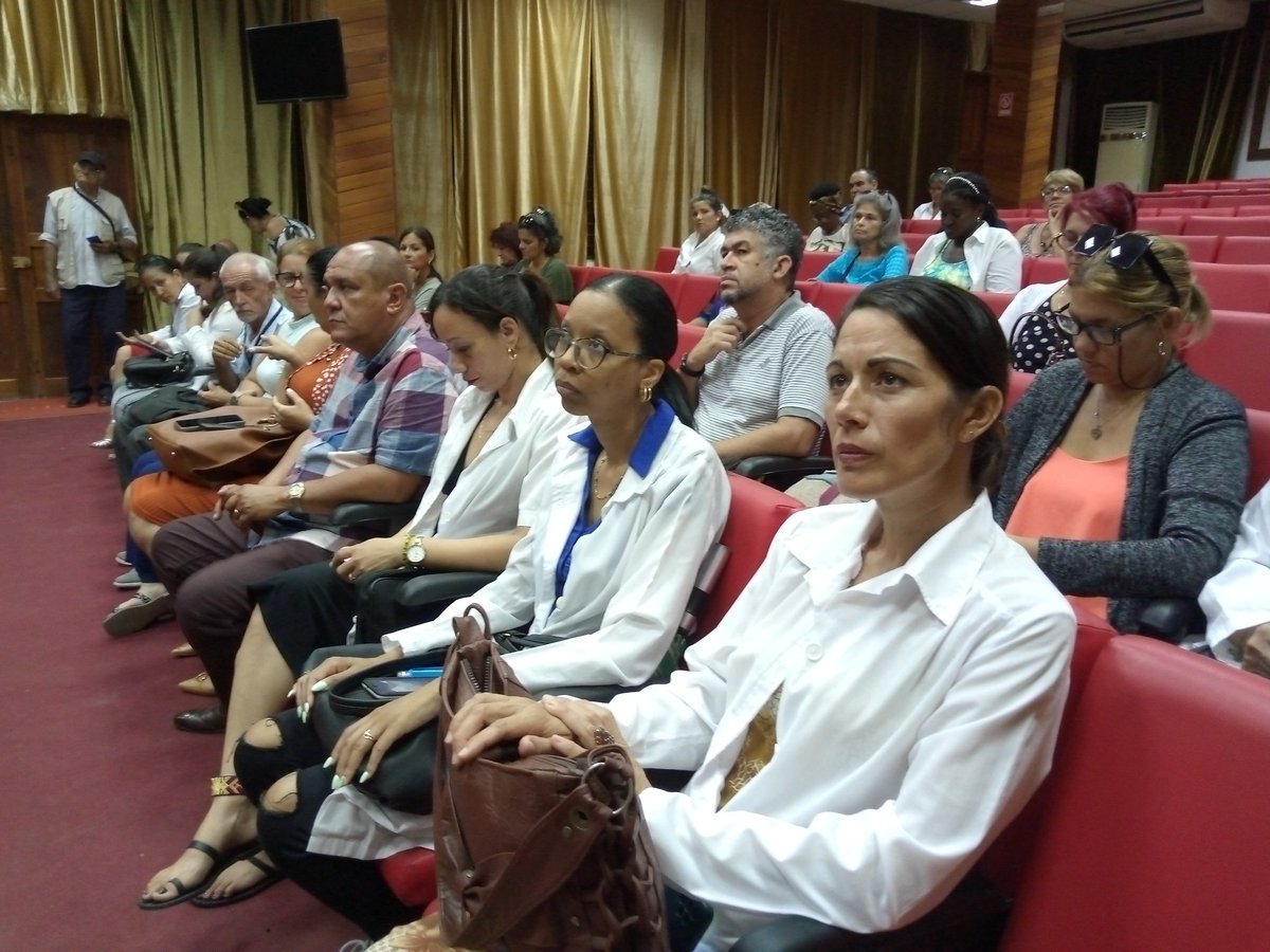 Con el lema: "Con Fidel: Salud que innova Pueblo que vence”  iniciamos la Jornada del Innovador,  en el Aula Magna de la UCM de #VillaClara. 
#CubaPorLaVida
#VillaClaraConTodos