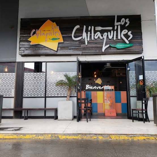 🧵
1/ Platicando con un conocido que tiene un restaurante por mi zona, me dijo algo que me quedó dando vueltas:
“Pagamos todo, damos empleos, cumplimos cada permiso… y aun así nos clausuraron”.
Y sí, mientras tanto, los puestos ambulantes siguen ahí.