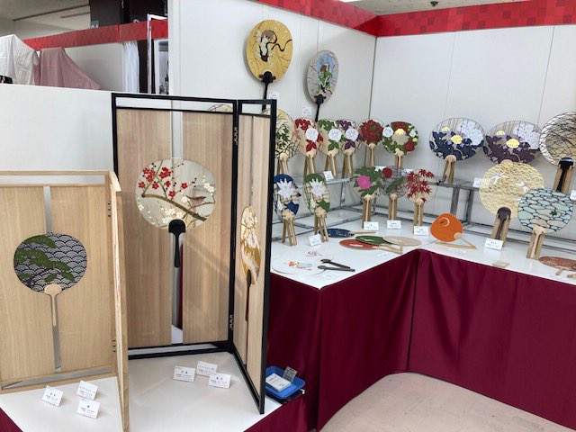 kyouchiwa's tweet photo. いつもありがとうございます。
京うちわ阿以波です。
横浜高島屋8階催会場にて
京の名舖展開催中。
皆さまぜひお立ち寄りくださいませ。
〈会期〉
10月1日(水)〜6日月)
*連日午前10時から午後7時まで
最終日は午後5時閉場
#京うちわ阿以波 #roundfan #kyoto #団扇 https://t.co/k0CJEsayy9