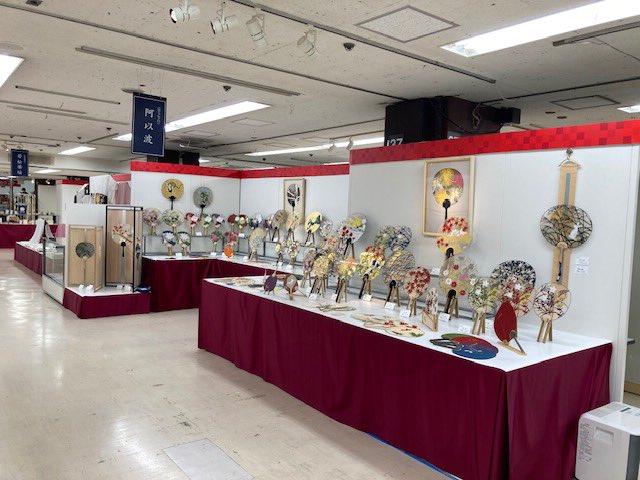 kyouchiwa's tweet photo. いつもありがとうございます。
京うちわ阿以波です。
横浜高島屋8階催会場にて
京の名舖展開催中。
皆さまぜひお立ち寄りくださいませ。
〈会期〉
10月1日(水)〜6日月)
*連日午前10時から午後7時まで
最終日は午後5時閉場
#京うちわ阿以波 #roundfan #kyoto #団扇 https://t.co/k0CJEsayy9