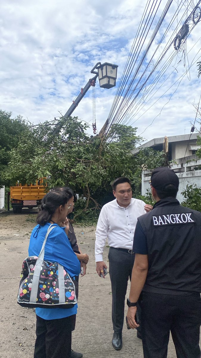 Apiwatmart1's tweet photo. สืบเนื่องจากเมื่อวานที่ฝนตกหนัก และพายุเข้า
🌪️ พายุถล่มกรุงเทพฯ 🌪️
‼️เขตจตุจักรได้รับผลกระทบจากพายุในครั้งนี้ ทำให้มี ต้นไม้หักโค่นและเสาไฟฟ้าล้มหลายจุด

ขณะนี้ผม สก.อภิวัฒน์ ด่านศรีชาญชัย เขตจตุจักร ร่วมกับคุณประสาท โพธิ์ศรีมาตย์ ผอ.เขตจตุจักร พร้อมด้วย หัวหน้าฝ่ายเทศกิจ และเจ้าหน้าที่ที่เกี่ยวข้องได้ลงพื้นที่ตรวจสอบและเร่งแก้ไขปัญหาอย่างเร่งด่วน เพื่อความปลอดภัยของพี่น้องประชาชนครับ ✅

🙏 ขอให้ทุกท่านเพิ่มความระมัดระวังในการสัญจร หากพบจุดที่มีความเสี่ยงสามารถแจ้งเข้ามาได้ทันทีครับ

ติดตามการลงพื้นที่ 3/10/68 
Live : https://t.co/cE4jAV85kg

Post : https://t.co/1Ty7GF23H2

.
📍ติดต่อ-สอบถาม-แจ้งเรื่องร้องเรียน👇
“หน่วยบริการประชาชน เขตจตุจักร” 
➡️Line Official : https://t.co/emcRJD4439
➡️Line : https://t.co/RVHhXjGwDn
➡️Line : https://t.co/PJj5StofDL  

.
#สกอภิวัฒน์เขตจตุจักร #สกมาร์ทเขตจตุจักร
#สกอภิวัฒน์ด่านศรีชาญชัย #สกจตุจักร
#เพื่อคุณภาพชีวิตที่ดีของประชาชน #จตุจักร
#พรรคประชาชน #ApiwatTeam #BKK #กทม #PeoplesParty 
#สกอภิวัฒน์เขตจตุจักร #สกมาร์ทเขตจตุจักร