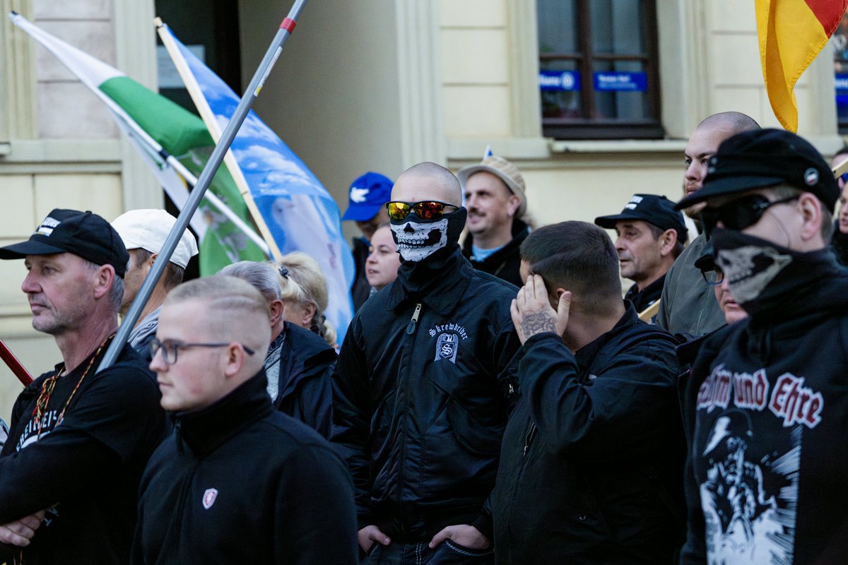 Etwa 475 TN bei extrem rechtem "Tag der deutschen Freiheit" in #Altenburg #Thüringen am 03.10.2025 anlässlich des #tagderdeutscheneinheit.

Mit dabei: #Neonazis, #Reichsbürger und das verschwörungsideologische Spektrum.
#abg0310

Alle Fotos: flic.kr/s/aHBqjCwcuL