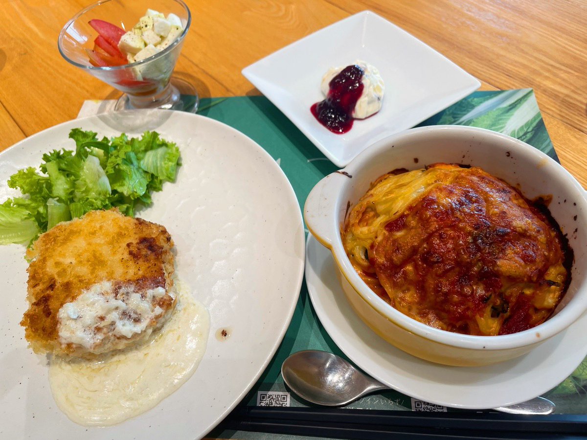 Chika_Webcoder's tweet image. 今年は料理のスキルも上げるべく、友達と料理教室へ🍳🫕
去年と比べて少しずつお仕事以外にも目を向けれるようになって嬉しい👀
また平日に通えるのはフリーランスの特権かなと思います☺️
📝メニュー✨
・ムースカツレツ-白ワインソース
・鮭とほうれん草のパスタグラタン…