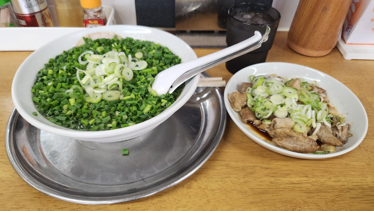 ここのモツ焼きほんまうまい。ラーメンも。