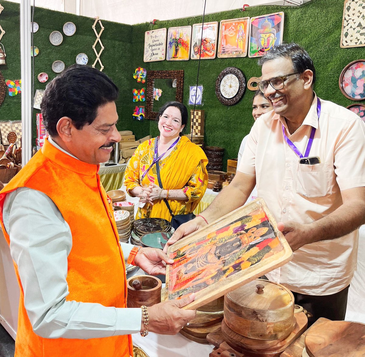 Dr. Gopal Sharma (@drgopal_sharma) on Twitter photo लोचन अभिरामा, तनु घनस्यामा, निज आयुध भुजचारी ।
भूषन बनमाला, नयन बिसाला,
सोभासिंधु खरारी ॥
#GopalSharma #thankogopal #थांको_गोपाल #CivilLines लोचन अभिरामा, तनु घनस्यामा, निज आयुध भुजचारी ।
भूषन बनमाला, नयन बिसाला,
सोभासिंधु खरारी ॥
#GopalSharma #thankogopal #थांको_गोपाल #CivilLines