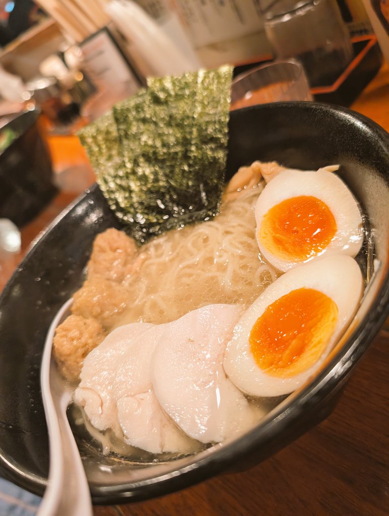 最近ラーメン屋さんに
2日連続で行く機会がございまして
まじ美味かったですね
ラーメンにお酢は最強なんだと
改めてわかりました。