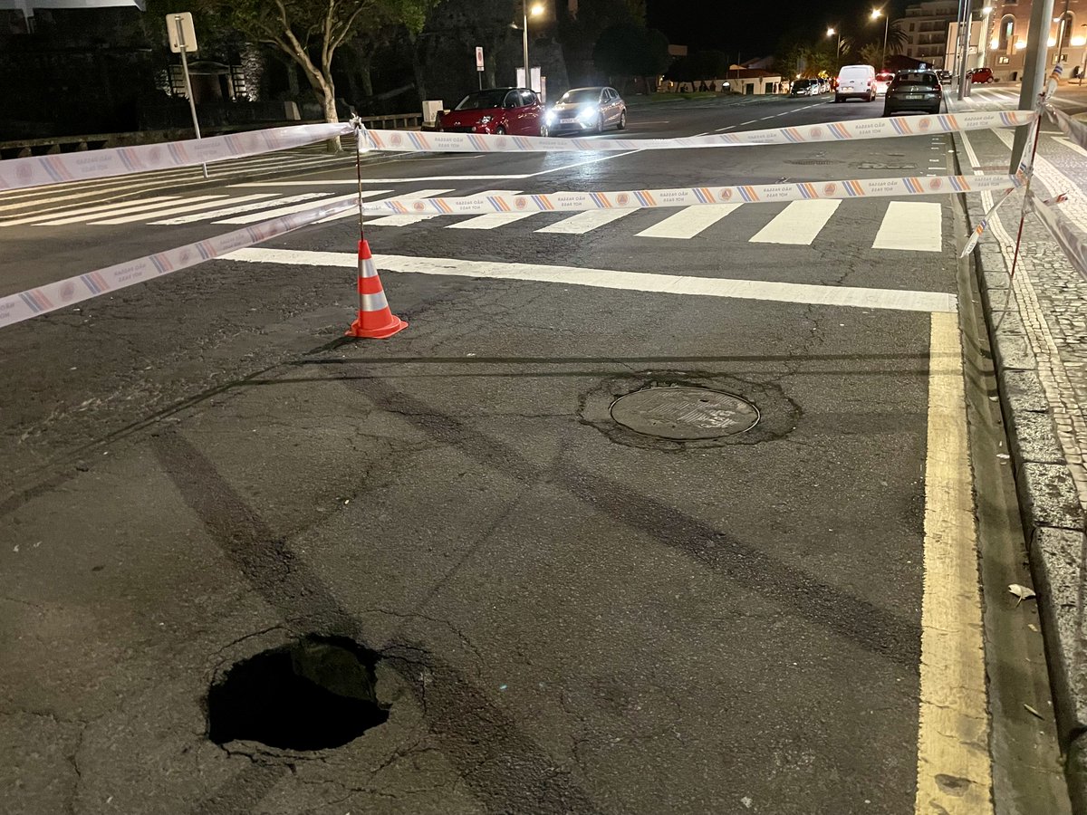 claudio_irl's tweet image. Ponta Delgada Avenida Marginal - 04.10.2025 01.15 h #PDL #Acores #Azores #SaoMiguel #Street #Danger #Portugal