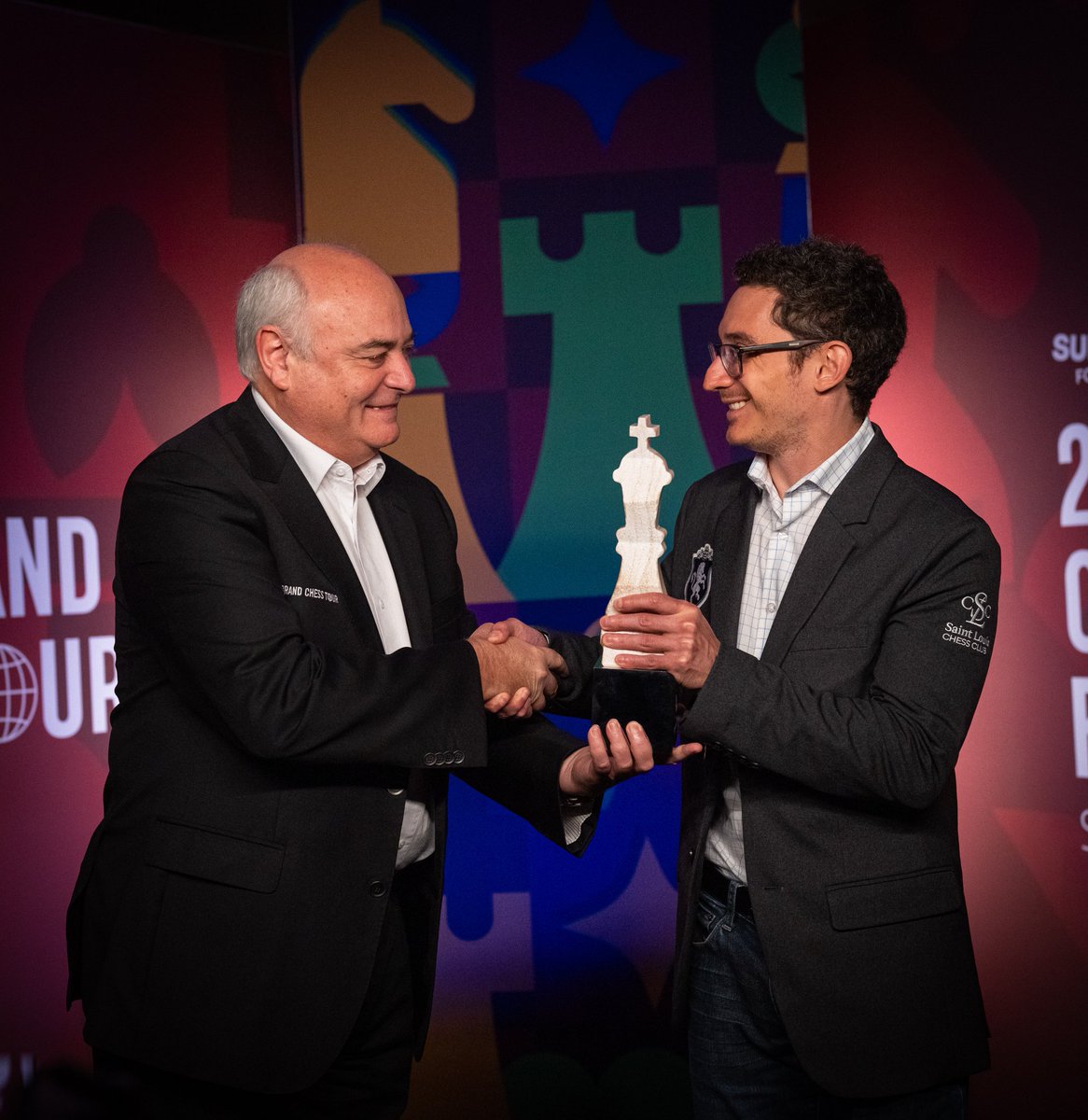 Kasparov_Chess's tweet image. Grand Chess Tour CEO and Kasparov Chess Foundation Executive Director Michael Khodarkovsky presented Fabiano Caruana with the winner’s trophy. Congratulations to Fabiano on his great victory! 🏆🎊
#Chess #FabianoCaruana #Grandchesstour 
Photos by Lennart Ootes and Eric Rosen/GCT