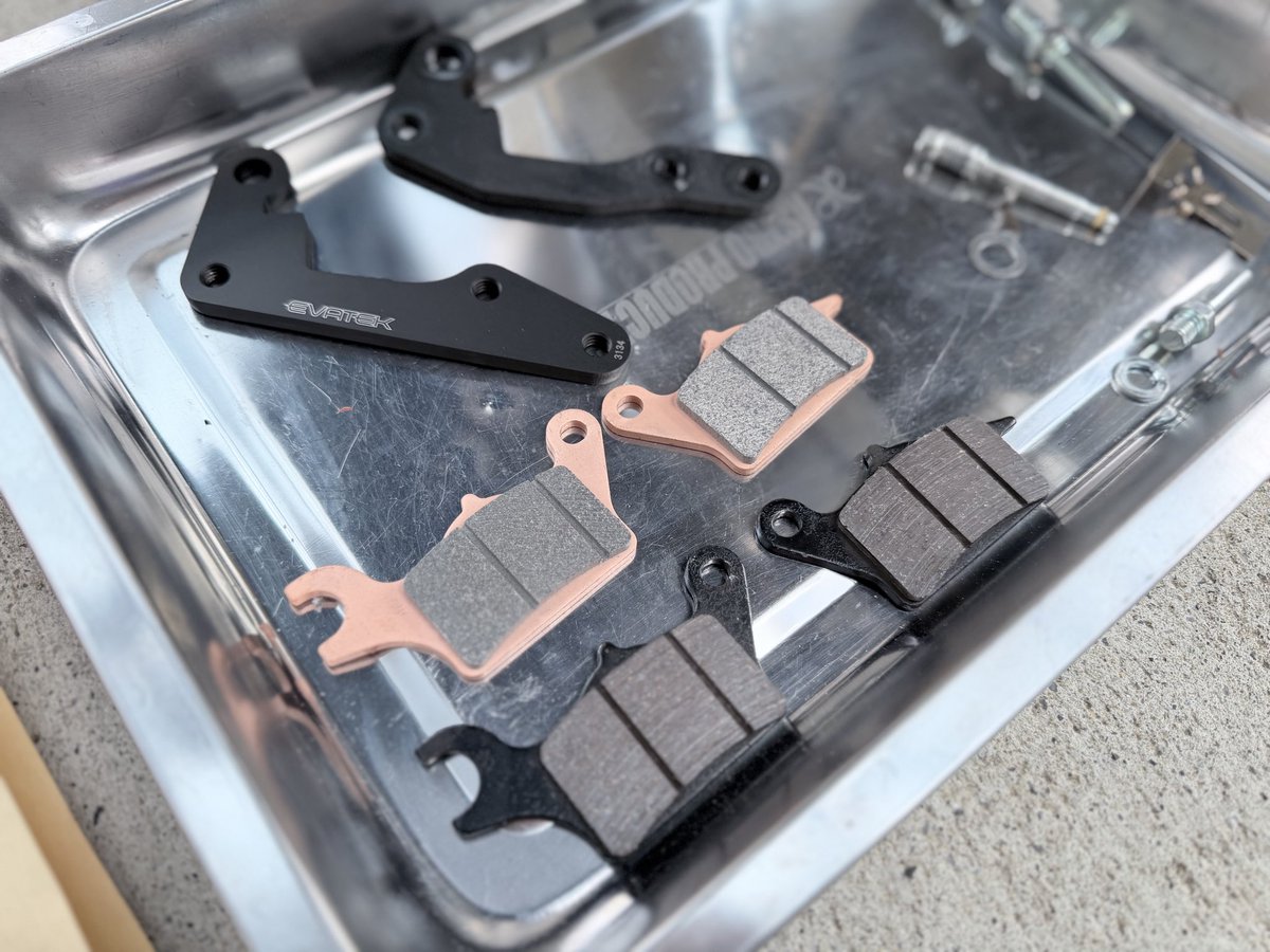 EVATEKのJA59用ビッグディスクキットを取り付けました🔧

取り付け後、軽く走ってみた感じ、まだアタリが出ていないにも関わらず「おぉ！」っと声が出てしまうほど効くようになりました✨

軽く握るだけで十分効くのでロングツーリングや峠の下り等で右手の疲労が減ると思います😊

交換も簡単‼️