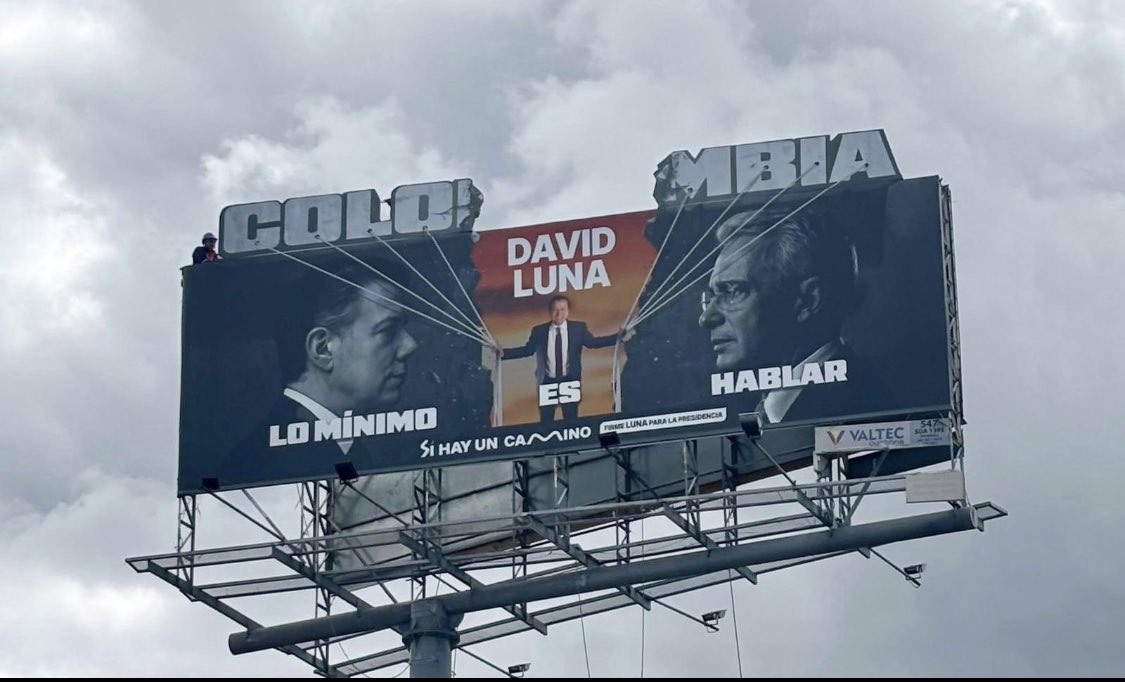 No hay duda alguna de que <a href="/lunadavid/">David Luna</a> es un político diferente. Mientras otros no hacen sino pelear, él piensa en lo que resulta conveniente en estos momentos de dificultad para Colombia. Necesitamos que <a href="/JuanManSantos/">Juan Manuel Santos</a> y <a href="/AlvaroUribeVel/">Álvaro Uribe Vélez</a> se sienten a hablar