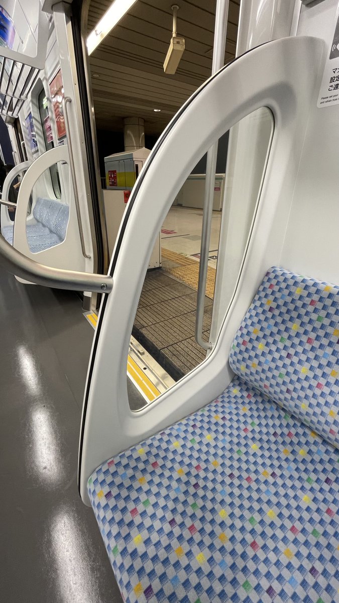 tetsudougach's tweet photo. りんかい線の新車、座席の仕切り板が透明過ぎて、穴空いてるのかとおもった。 https://t.co/64G9kPDWK9