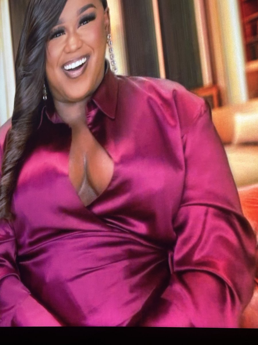 Cancer7880's tweet photo. #bellecollective whats going on with this cleavage https://t.co/aVa2DOgVrt