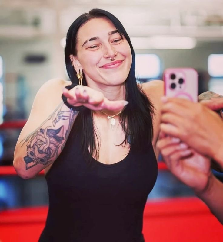 shei94760147657's tweet image. #RheaRipley Mommy who charms everyone with her beauty🥺