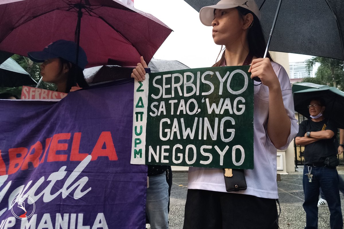 ICYMI | Matapang na hinarap ng mga mag-aaral ng UP Manila ang maulang panahon upang gunitain ang Buwan ng Magbubukid ngayong Oktubre.
Nakiisa sila sa pakikibakang magbubukid, magsasaka, at mangingisda sa pamamagitan ng pagsasaboses ng kanilang mga panawagan. 
1/3