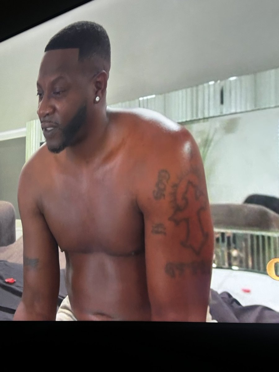 Cancer7880's tweet photo. #bellecollective glenale need to go on &amp; put his shirt on https://t.co/sdLP2uhE8l